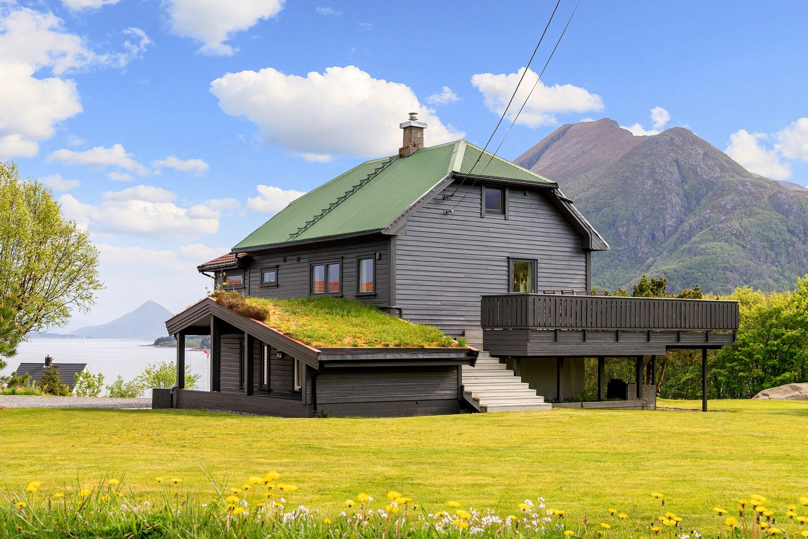 Idylliske omgivelser. Det er flott utsikt fra eiendommen. Her ser man Rørsethornet i bakgrunnen. Galleribilde