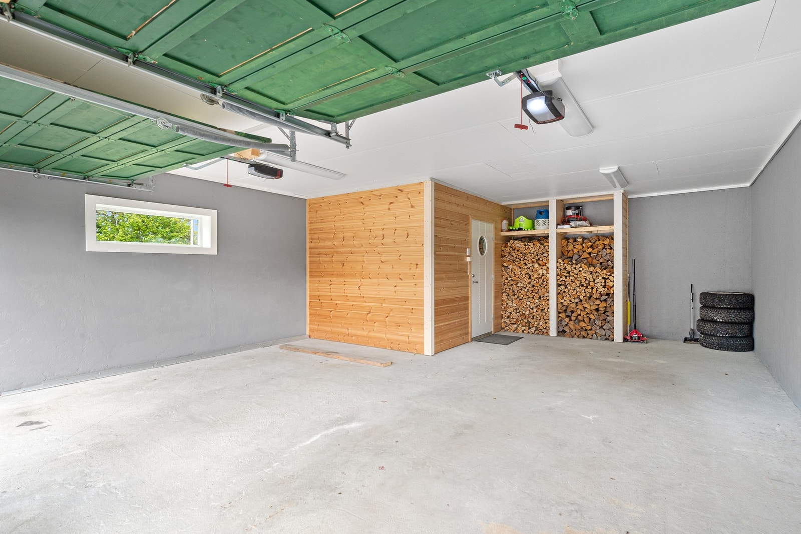 I 2022 ble det avdelt en isolert bod i garasjerommet på 8 m2. Det er strøm og lys innlagt. Galleribilde