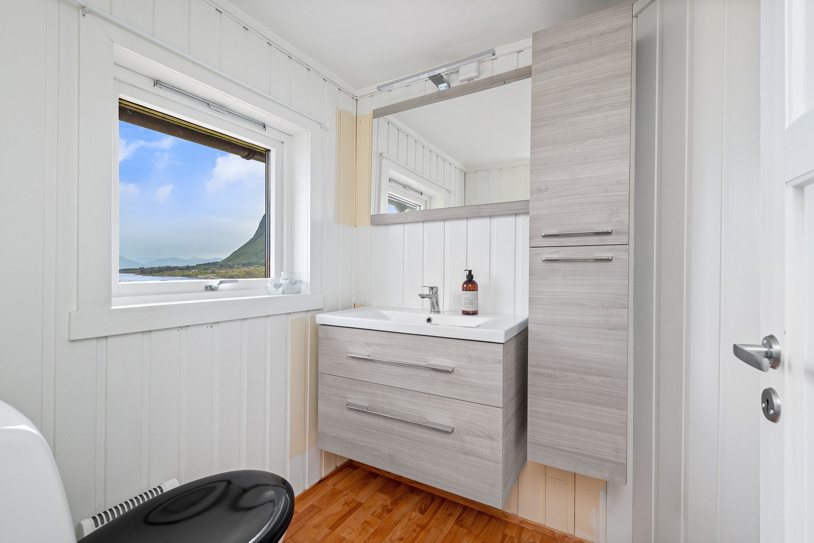 Toalettrom på loft med nyere baderomsinnredning Galleribilde