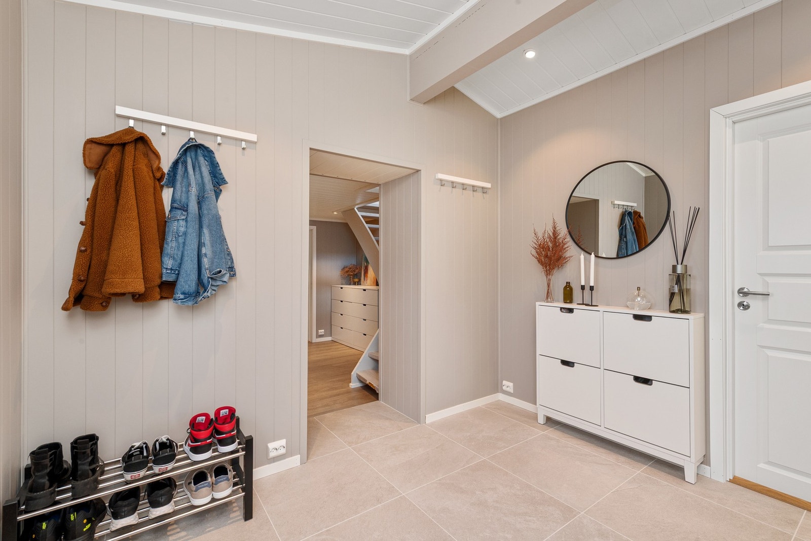 Romslig entré med nye fliser på gulv i 2022. Galleribilde