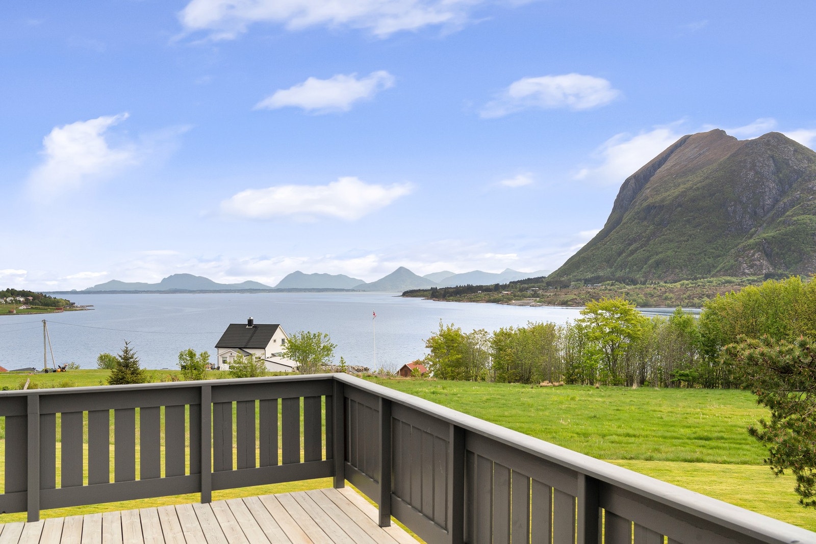 Eiendommen ligger landlig til med nydelig utsikt ut over Rørsethornet. Galleribilde