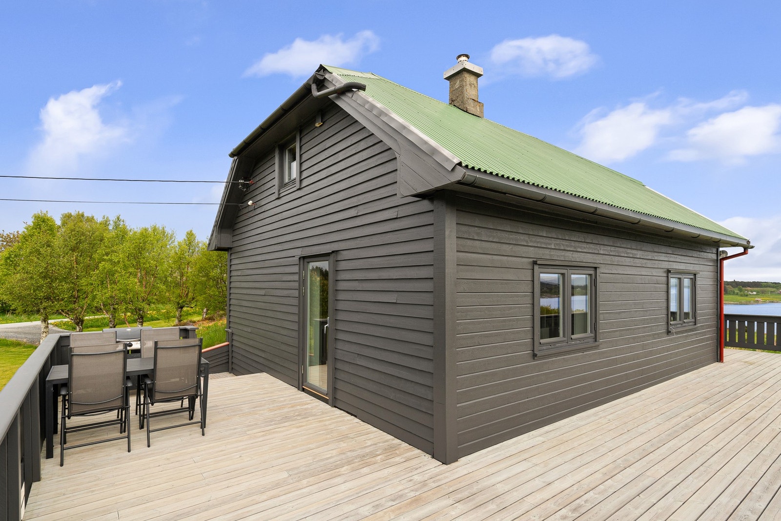 Stor veranda på 64 m² med nydelig havutsikt. Galleribilde