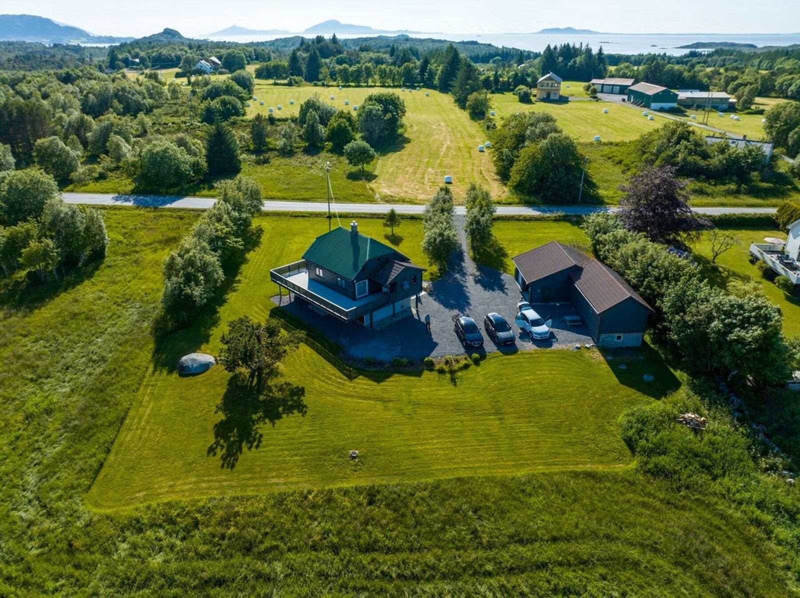 Til høyre for skogpartiet, som ligger ved det naustet i høyre bildekant, ligger det aktuelle området hvor eiendommen har rett til nausttomt. (Dronefoto tatt av tidligere eier) Galleribilde