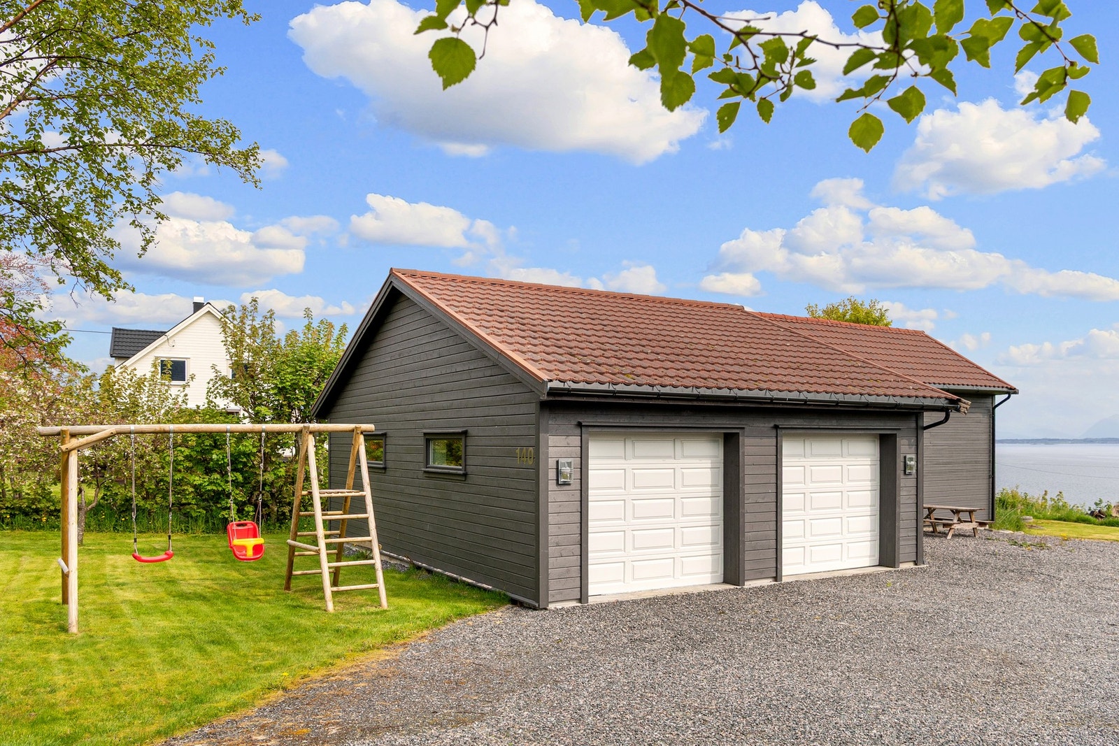 Dobbelgarasje og løe. Løa er strippet ned innvending og klar for nytt prosjekt! Galleribilde