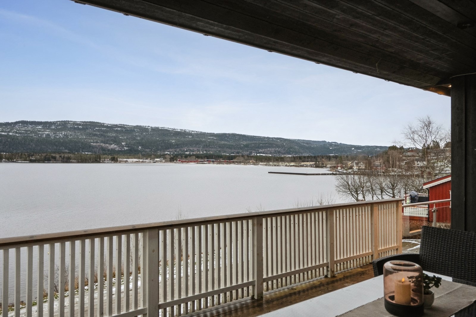 Utsikt over vatnet fra veranda. Galleribilde