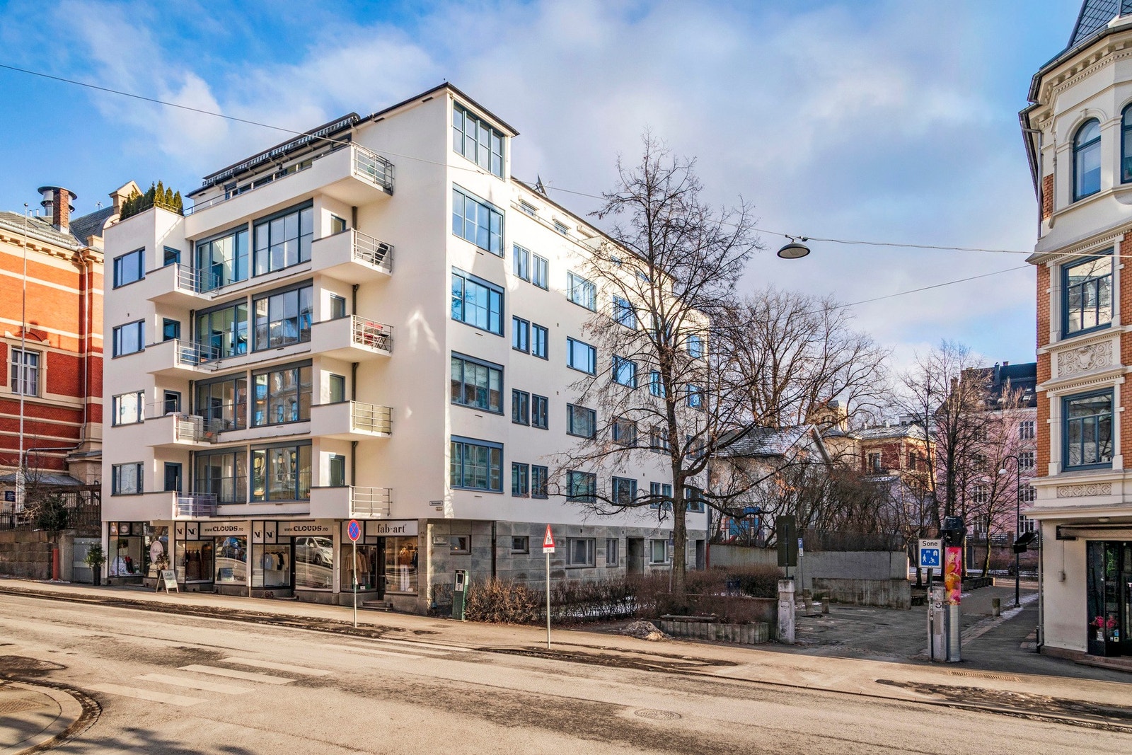 Flott funkisfasade. Tegnet av arkitekt F. S. Platou. Bygget er oppført i 1937. Galleribilde