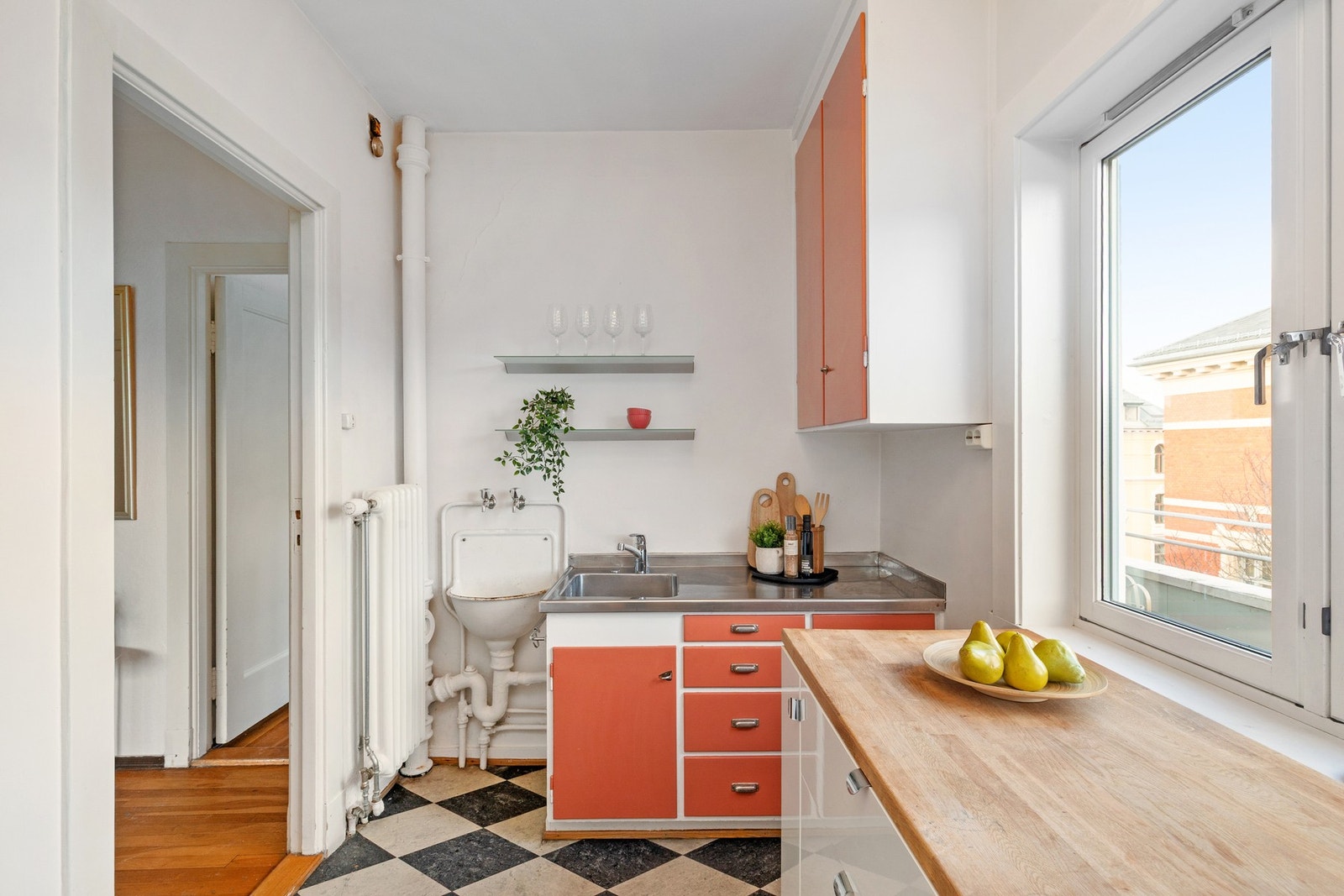 Kjøkken med adkomst fra stue og gang. Galleribilde