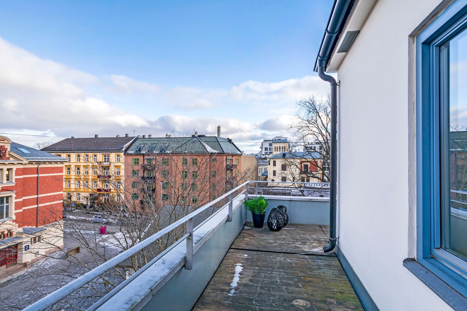 Stor terrasse som omkranser to sider av leiligheten. Galleribilde