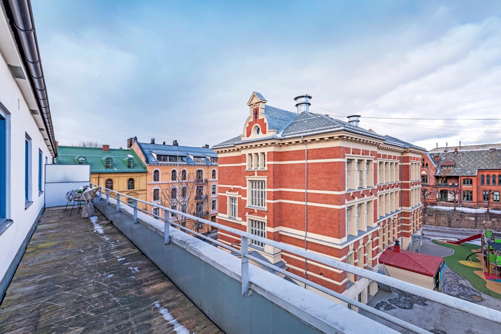 Stor terrasse som omkranser to sider av leiligheten. Galleribilde