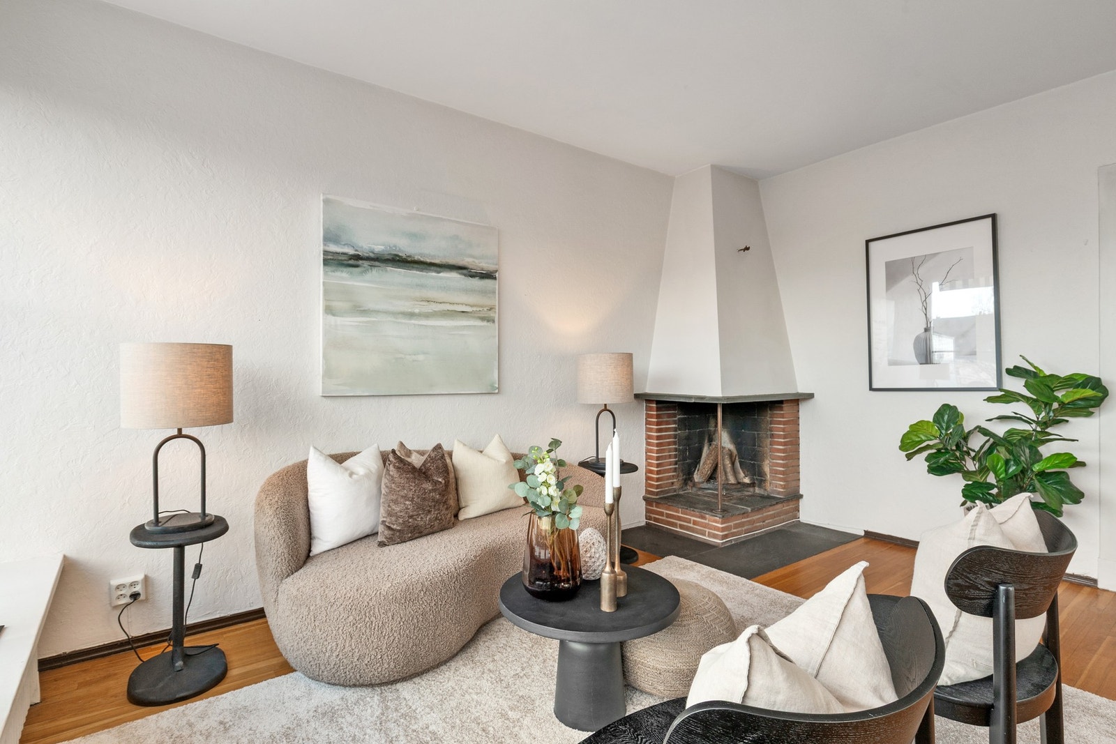 Peis i stuen. Varmtvann og oppvarming med radiatorer inkl. i fellesutgifter. Galleribilde