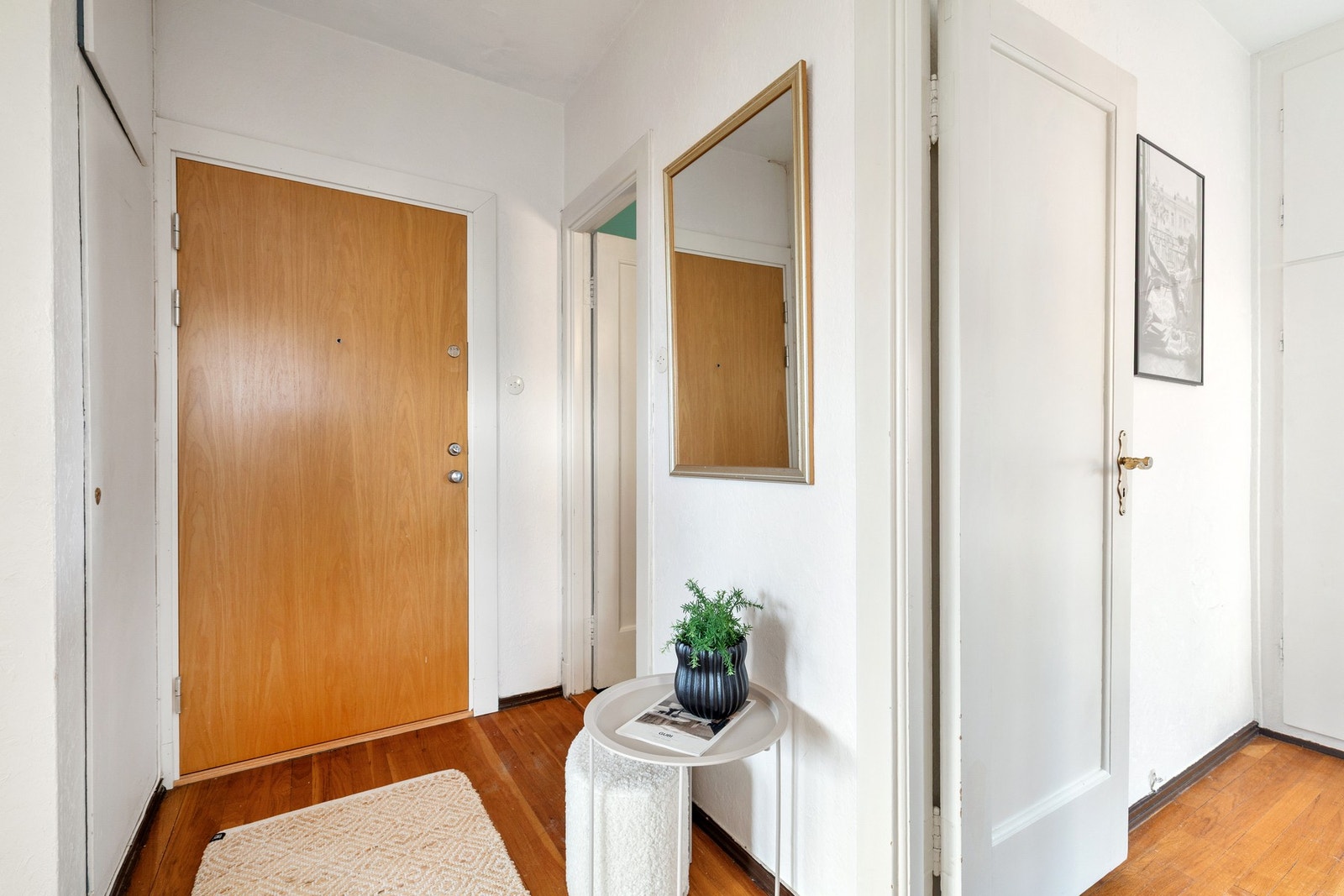 Entré/gang med innebygget garderobeskap. Galleribilde