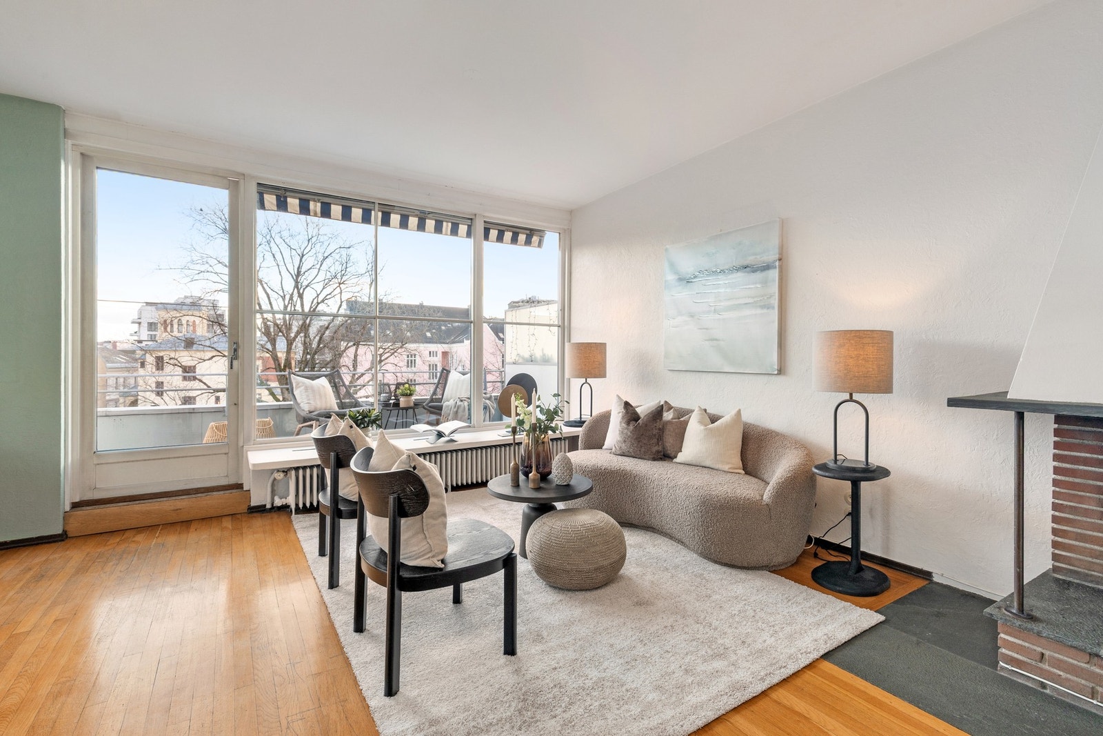 Lys stue med store vindusflater og utgang til terrasse. Galleribilde