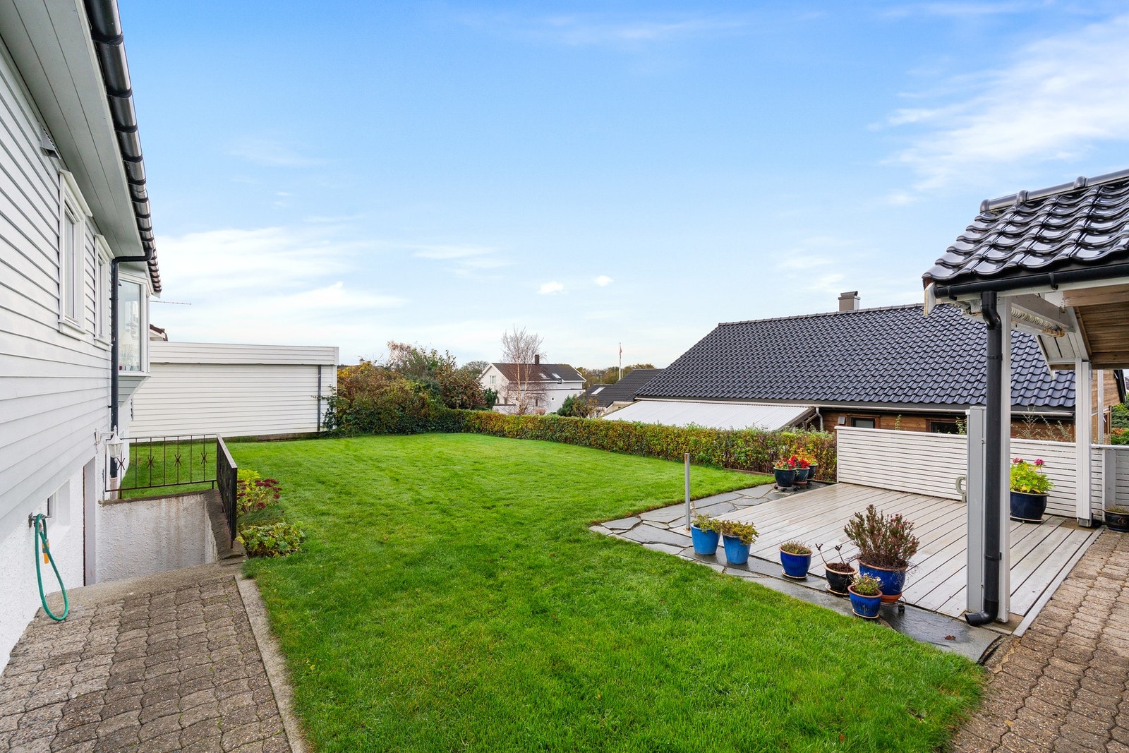 Solrike uteområder og romslig plen Galleribilde