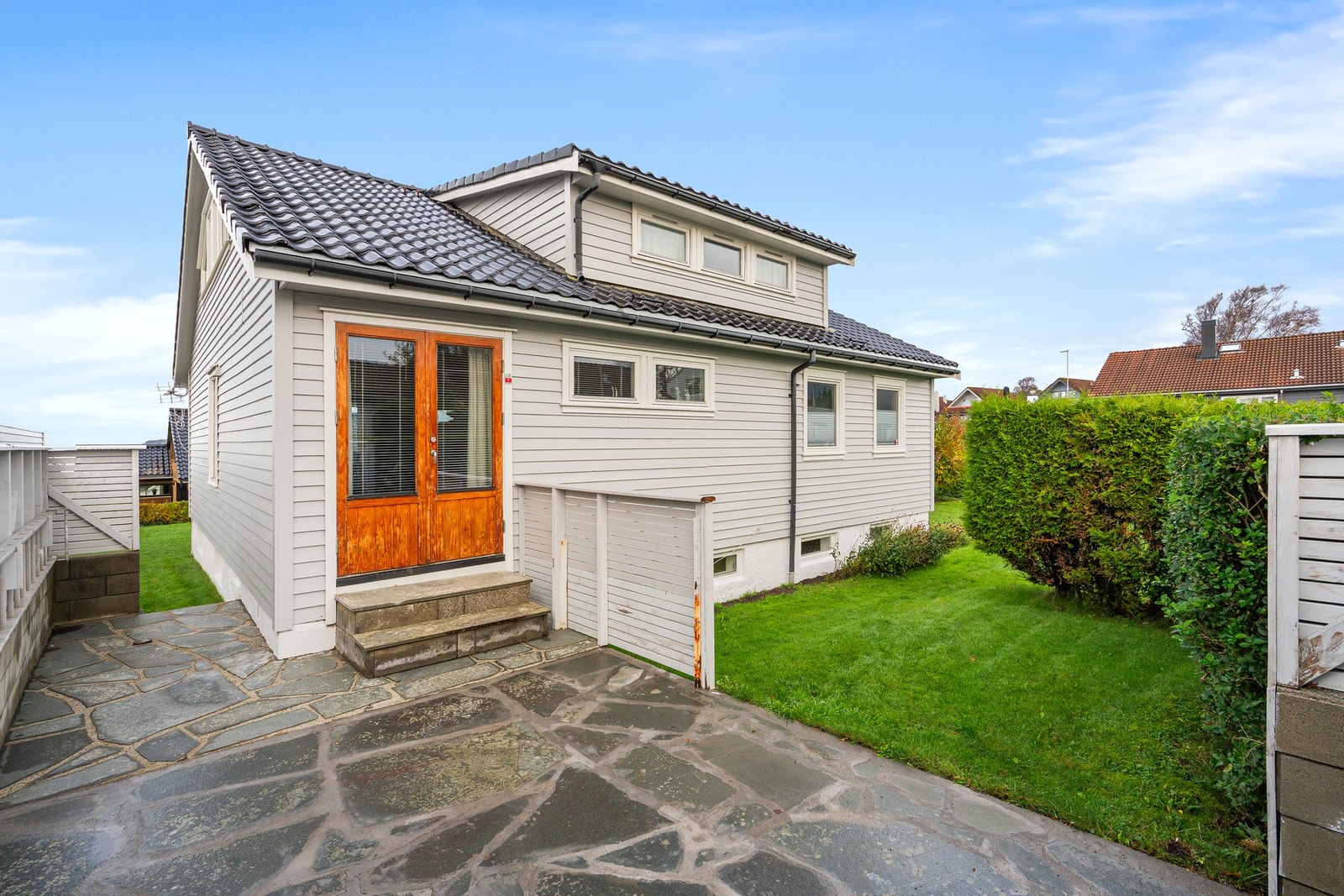 Inngangsparti med steinlagt adkomst og grøntarealer Galleribilde