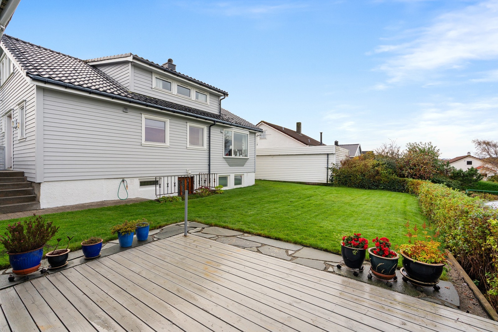 Terrasse med god plass til utemøbler Galleribilde