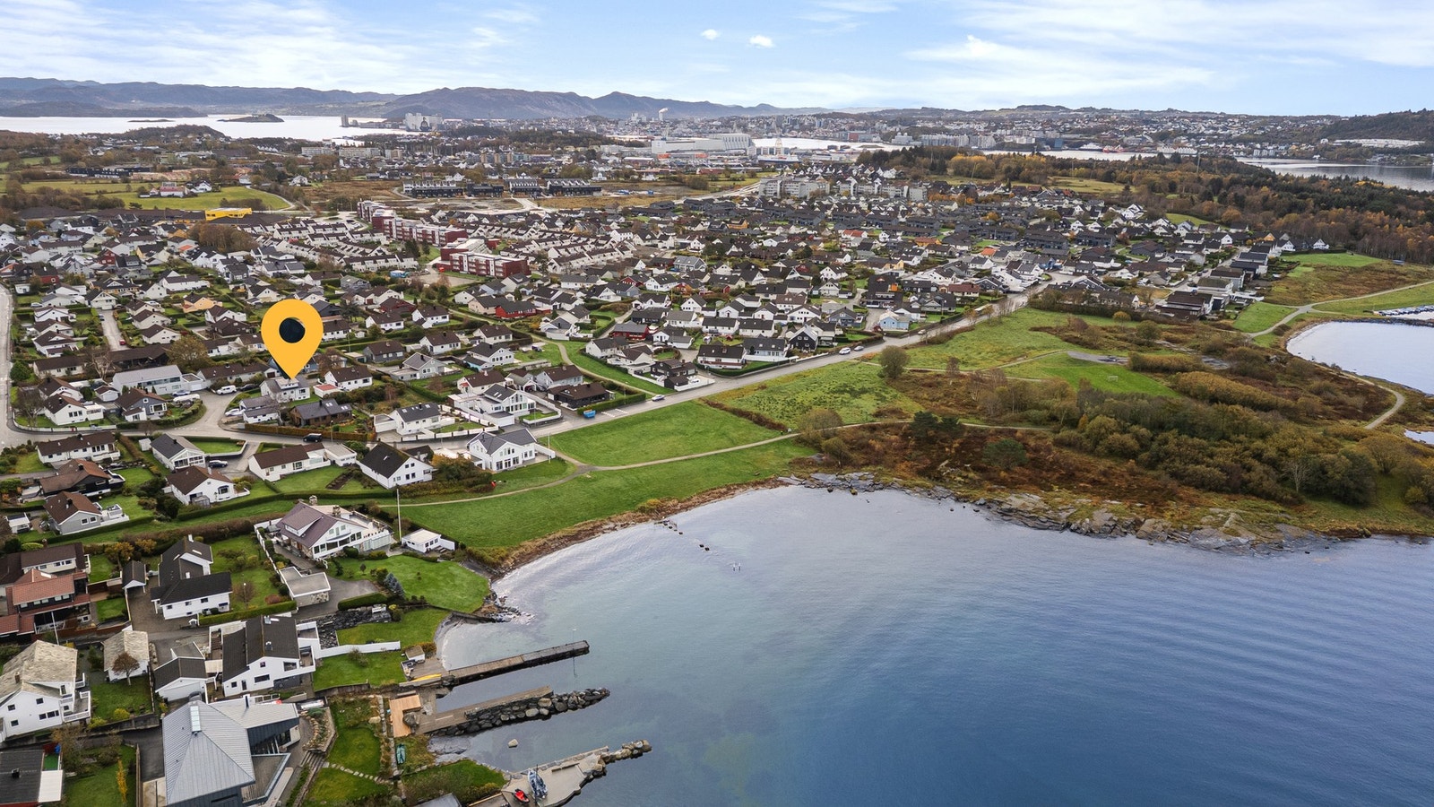 Eiendommen har en fin plassering i rolige omgivelser nær sjøen Galleribilde