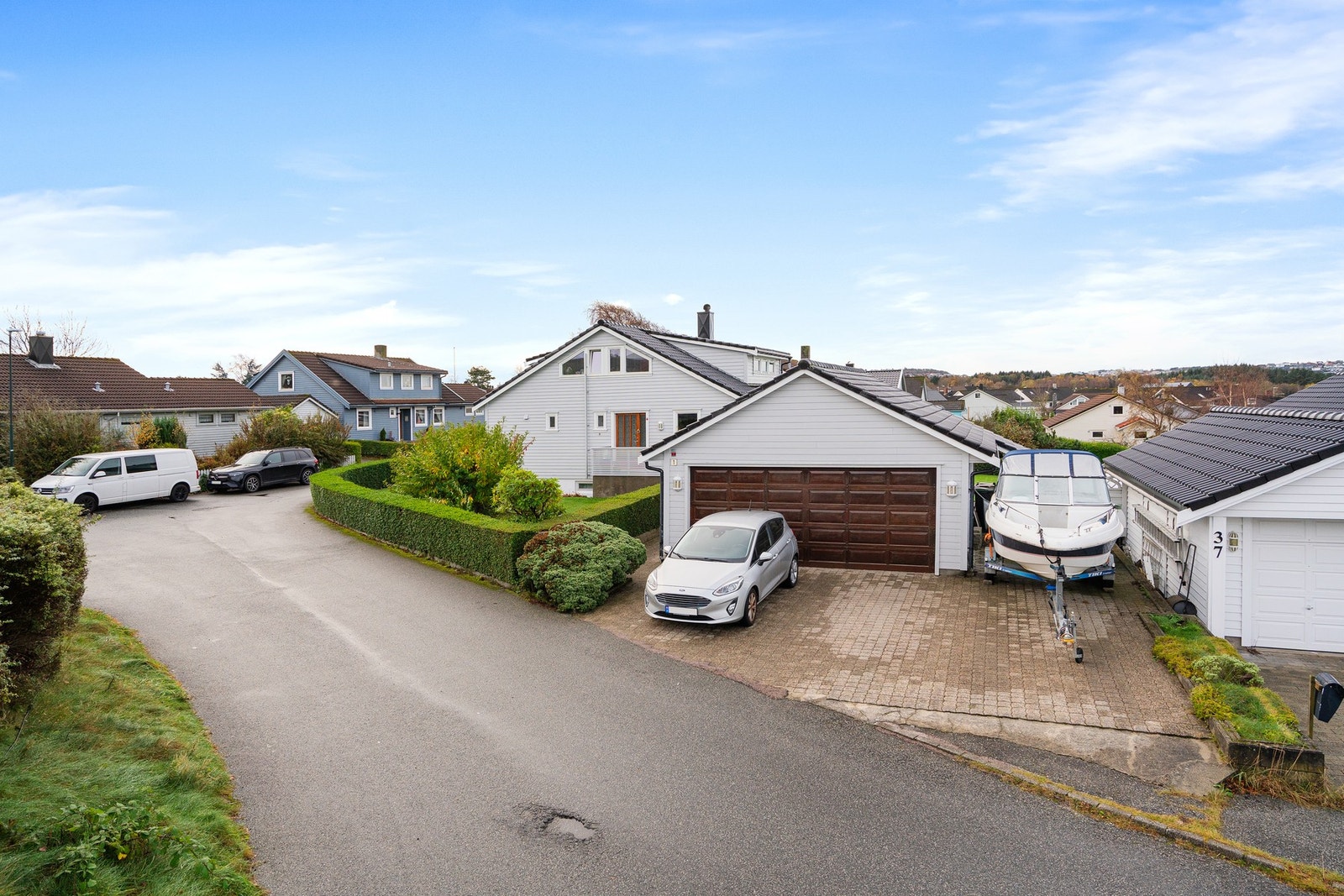 Garasje med plass til bil og oppbevaring Galleribilde