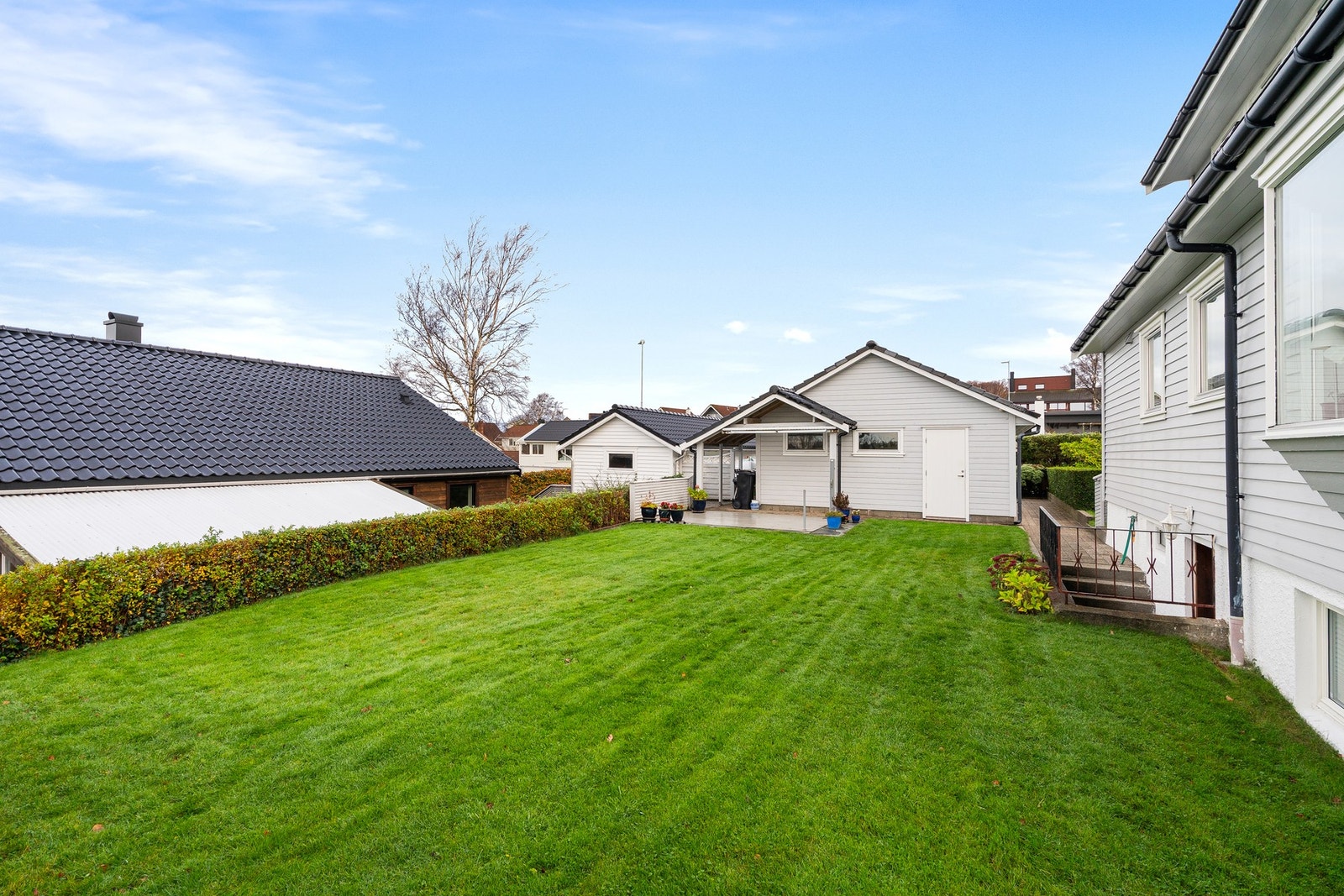 Solrik og romslig hage med plenareal Galleribilde