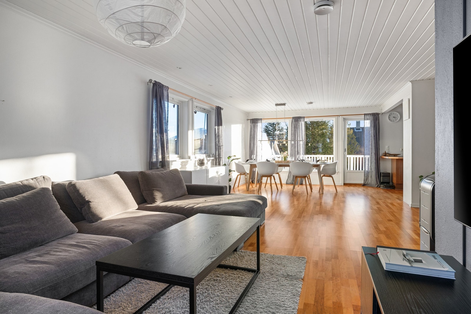 Åpen og luftig løsning mellom stue og spisestue Galleribilde