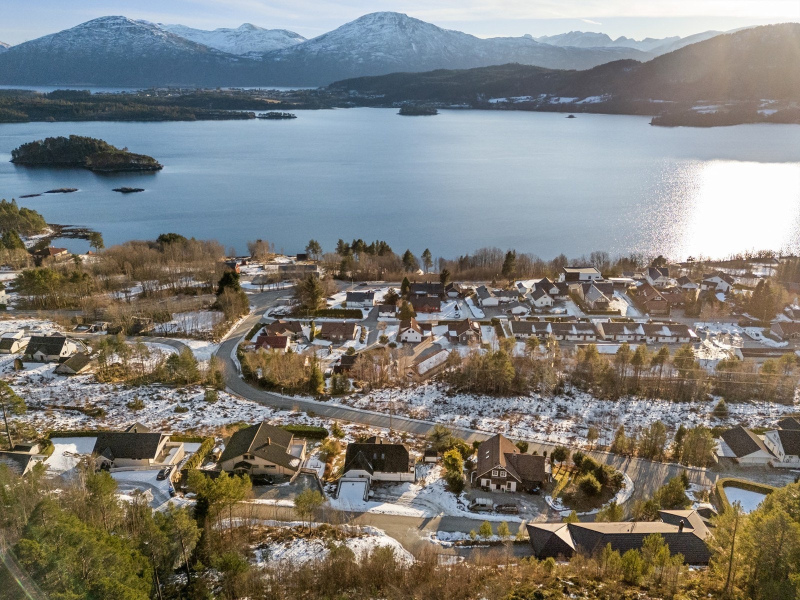 Boligen ligger i et populært og barnevennlig område i Grindvika like vest for Skodje sentrum Galleribilde