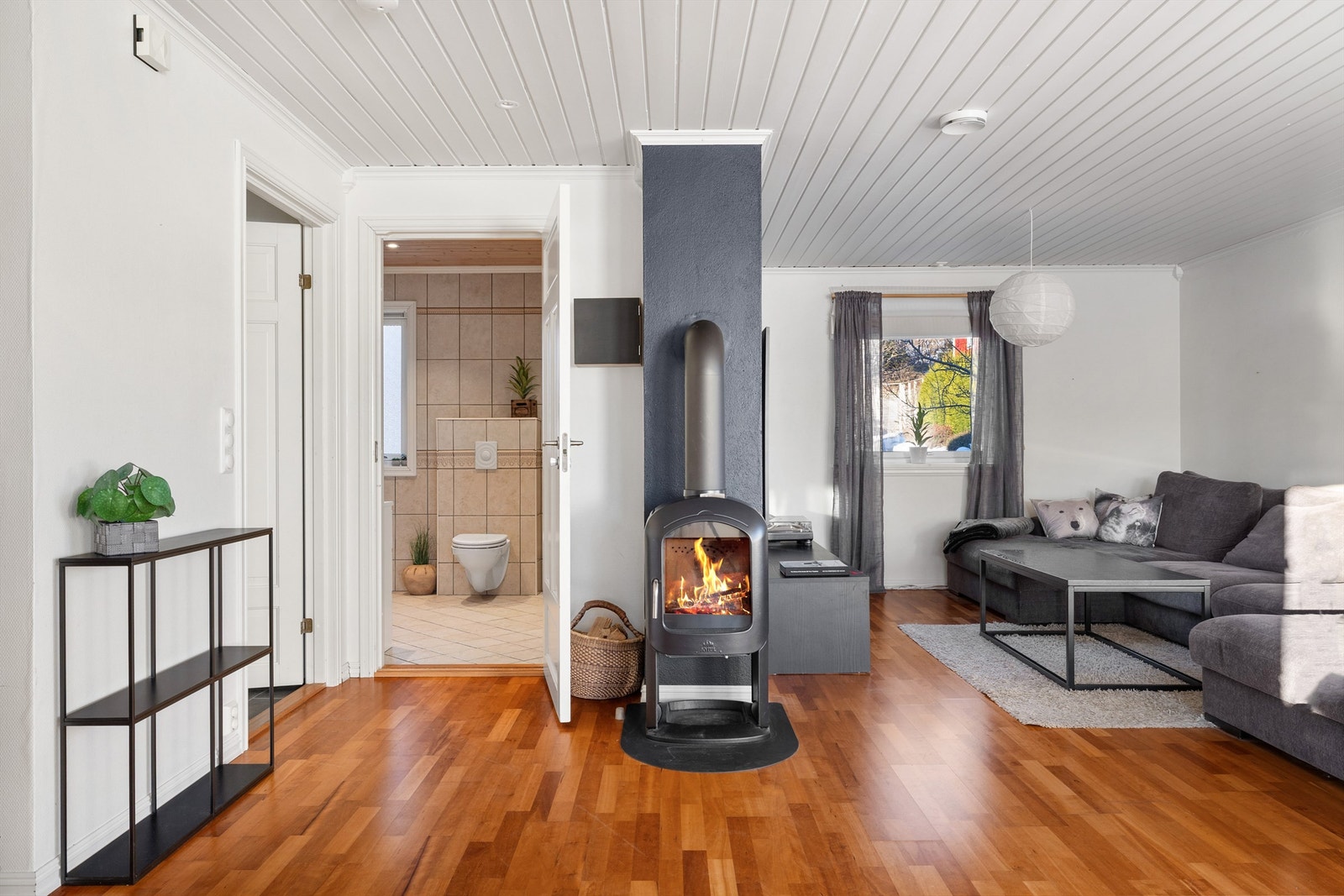 1. etasje inneholder gang, stue, kjøkken og bad Galleribilde