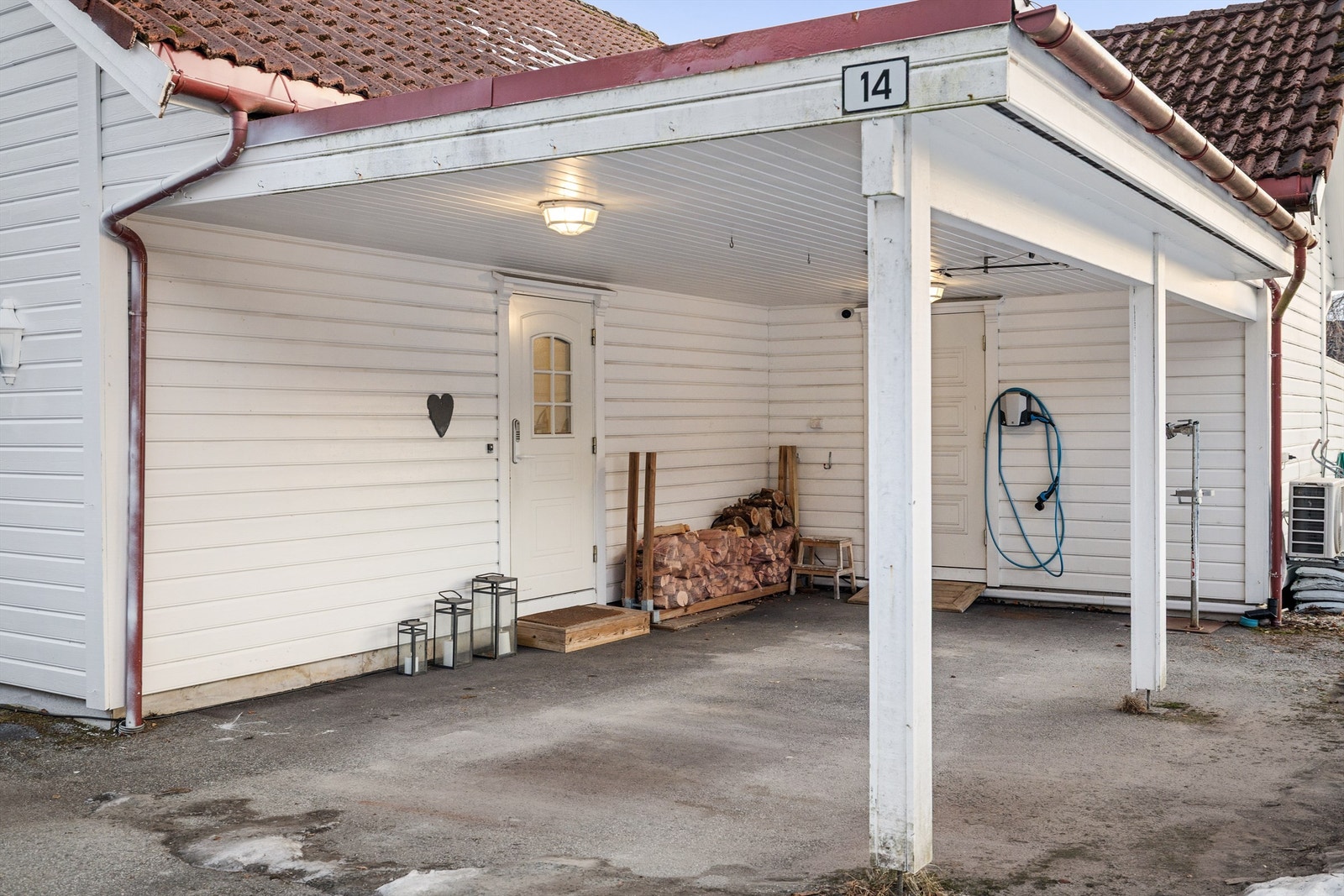 Carport med bod i bakkant og montert elbil lader Galleribilde