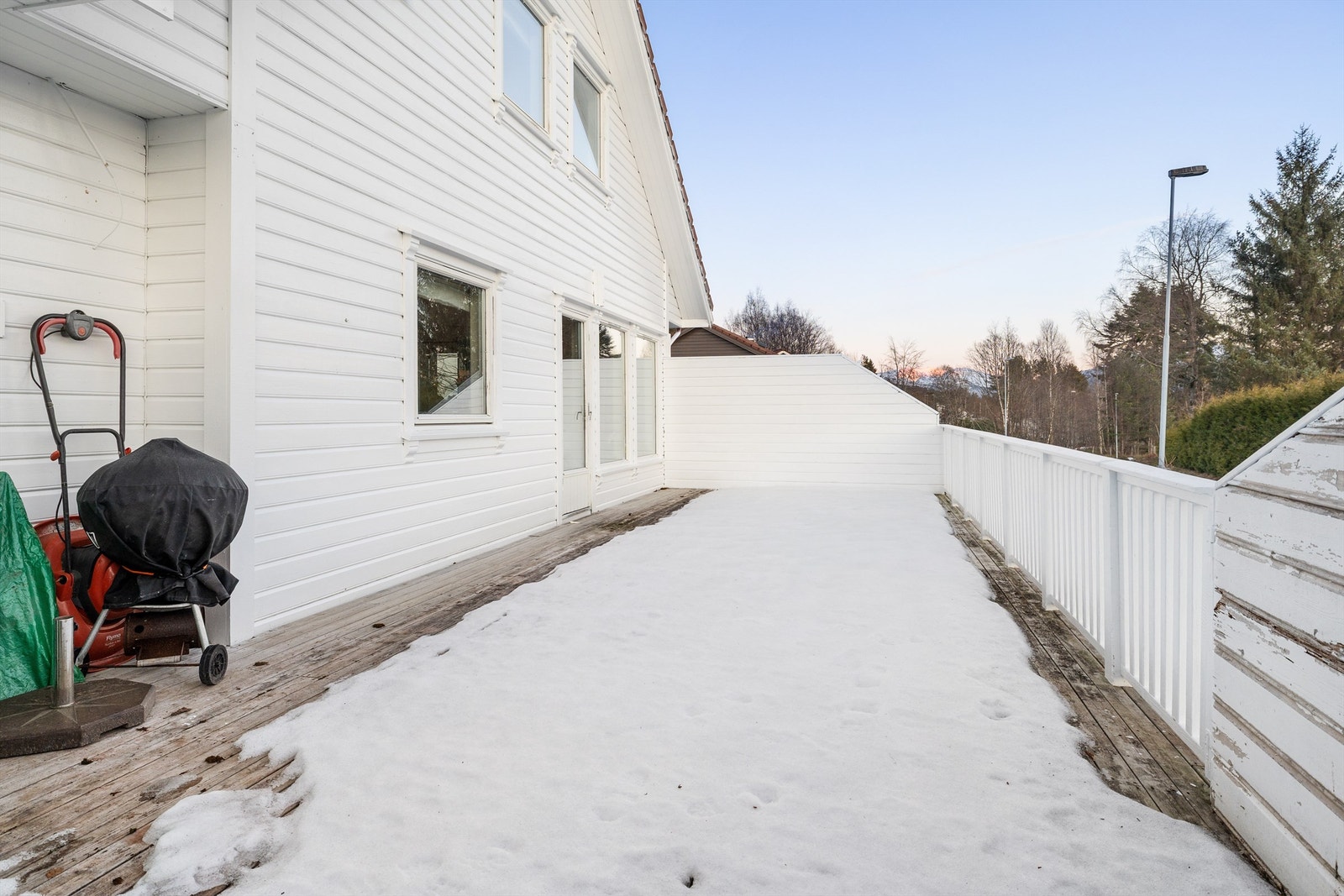 Her er det gode solforhold og plenty av plass til utemøbler og grill Galleribilde