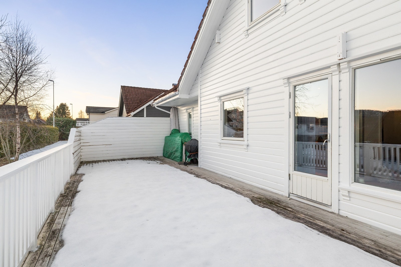 Fra stuen er det utgang til en stor sydvendt terrasse på hele 44 kvm Galleribilde