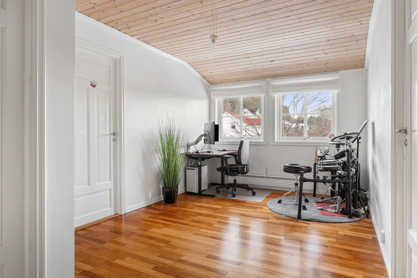 Loftstue som av dagens eier er brukt som hjemmekontor Galleribilde