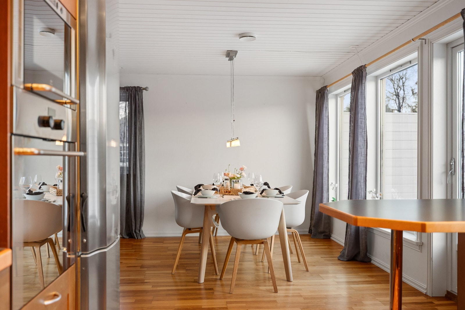 Åpen løsning fra spisestue mot kjøkken Galleribilde