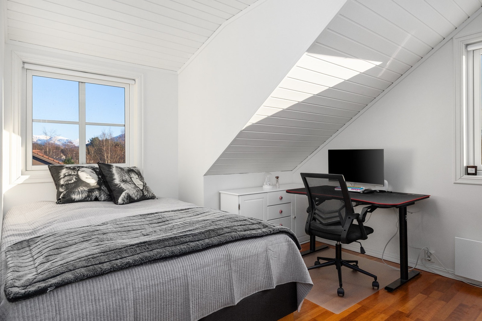 Det første av totalt 4 soverom i etasjen Galleribilde