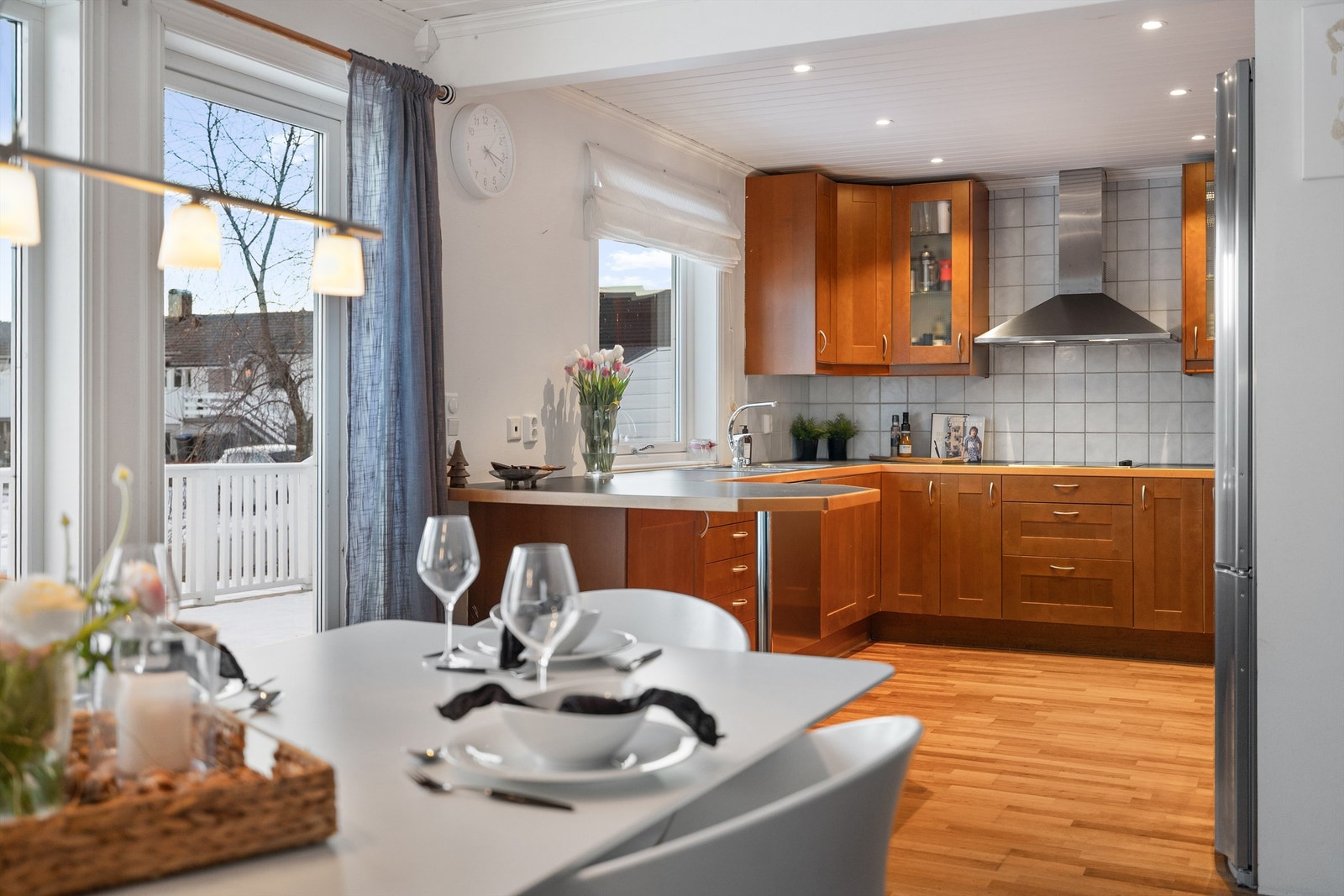 Åpen løsning fra spisestue mot kjøkken Galleribilde