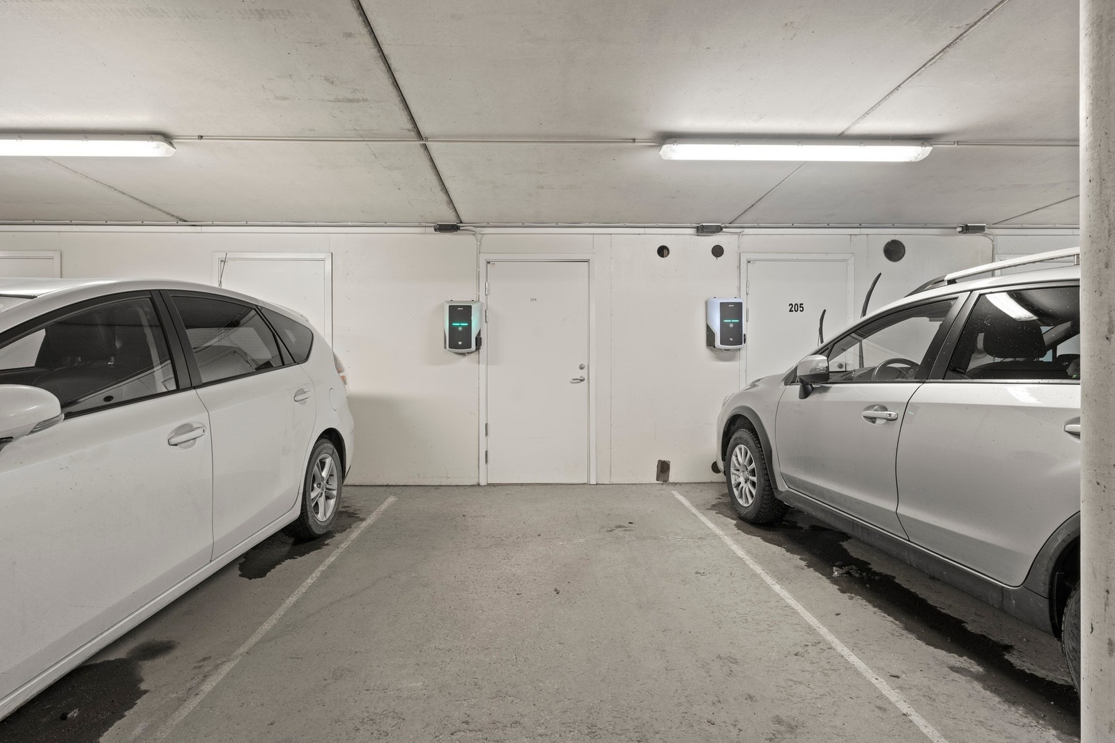 Det er parkeringsplass i oppvarmet garasjeanlegg med heisadkomst direkte til etasjen Galleribilde