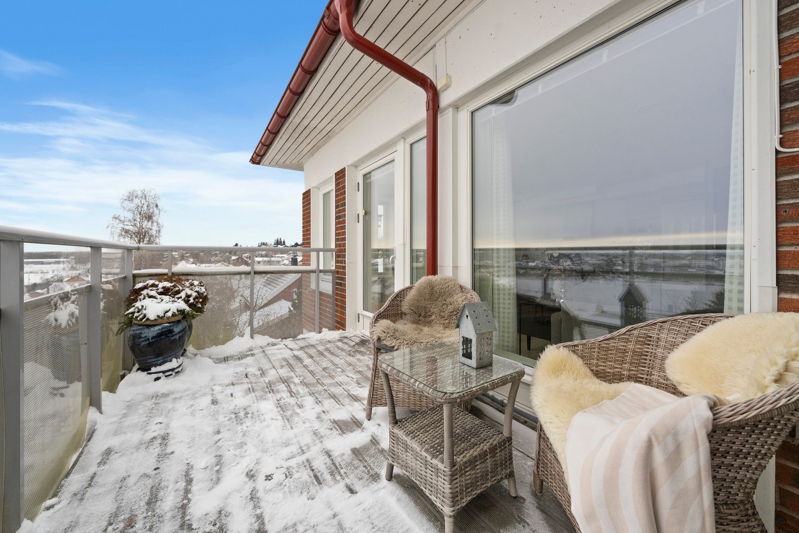 Gulvet er belagt med Møre Royal vedlikeholdsfrie terrassebord. Stålkonstruksjon med tremmergulv og rekkverk av stående stål og glass Galleribilde