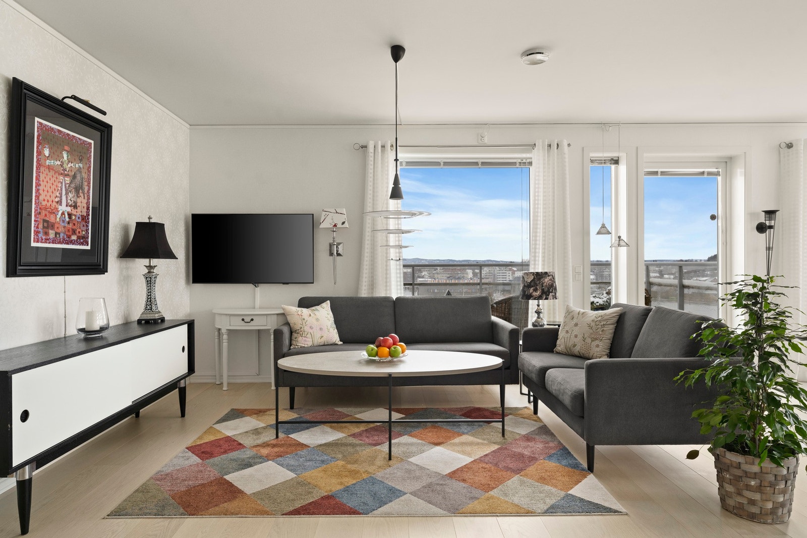 Stuen har en behagelig takhøyde som er målt til ca. 2,4 m i stue, og planløsningen gir en fin sammenheng med resten av leiligheten Galleribilde