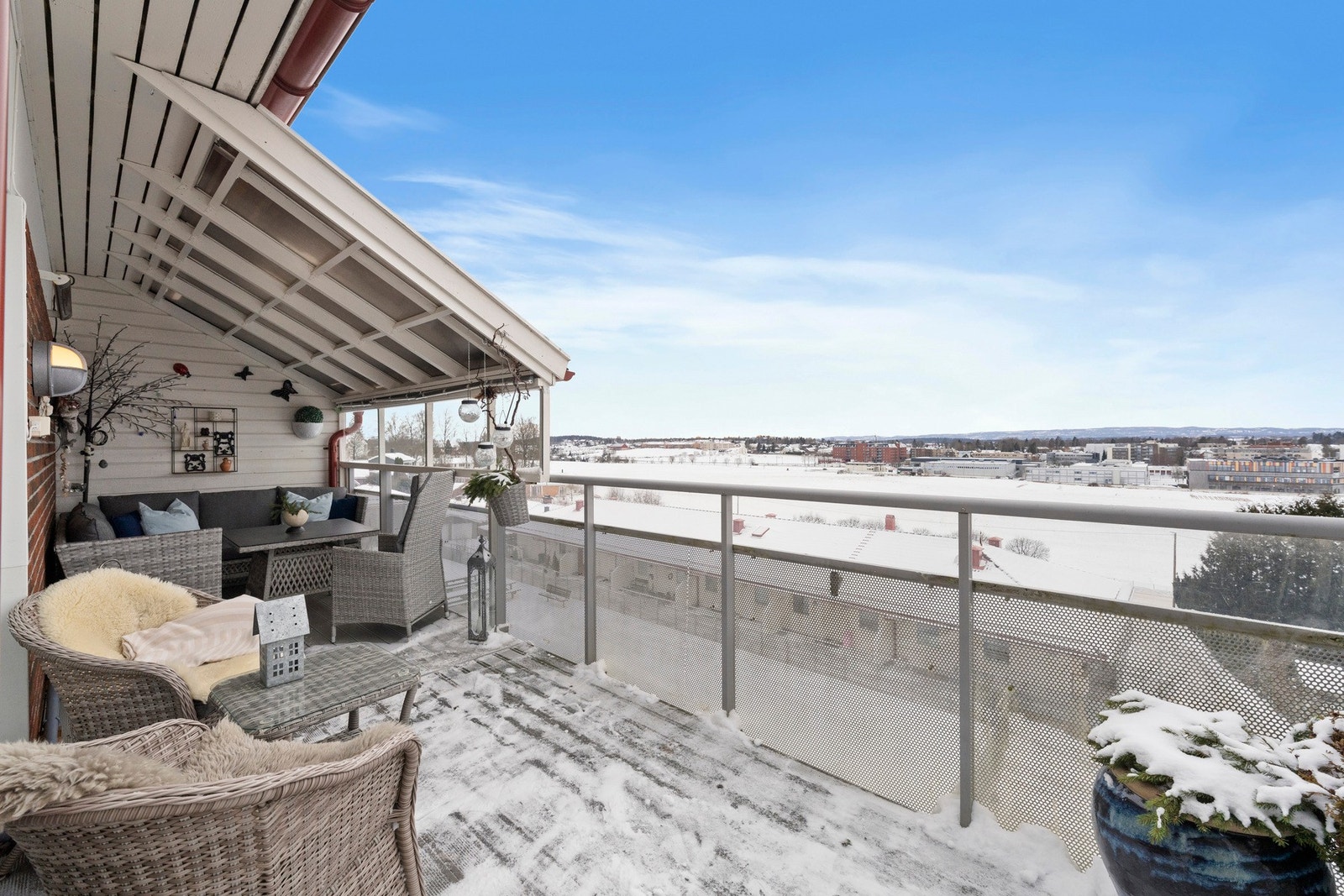 Maksymilian Kita v/ PrivatMegleren Ås har gleden av å ønske deg velkommen til denne lekre muligheten i Liaveien 15E! Galleribilde