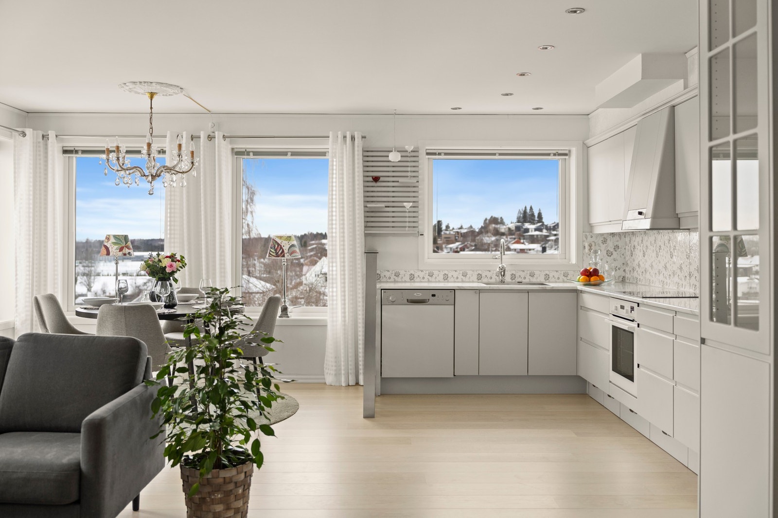 Stuen ligger på hjørnet og nyter godt av rikelig naturlig lys, noe som gir et luftig og behagelig romfølelse Galleribilde