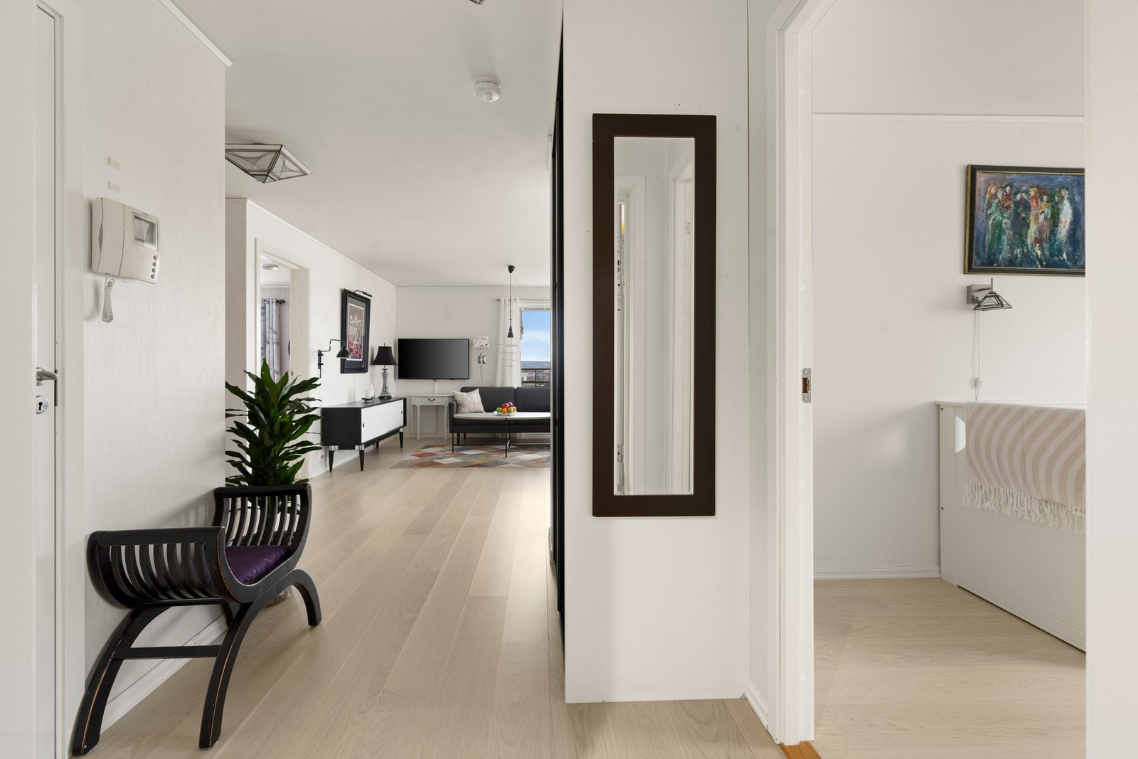 Ved inngangspartiet møtes du av en romslig entré med porttelefon og en praktisk skyvedørsgarderobe med speilfronter Galleribilde