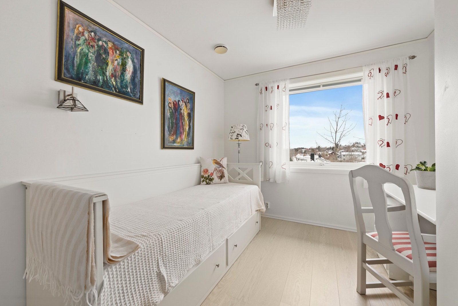 Soverom to gir leiligheten ekstra anvendelig og bidrar til en planløsning som fungerer like godt for én, to eller en liten familie Galleribilde