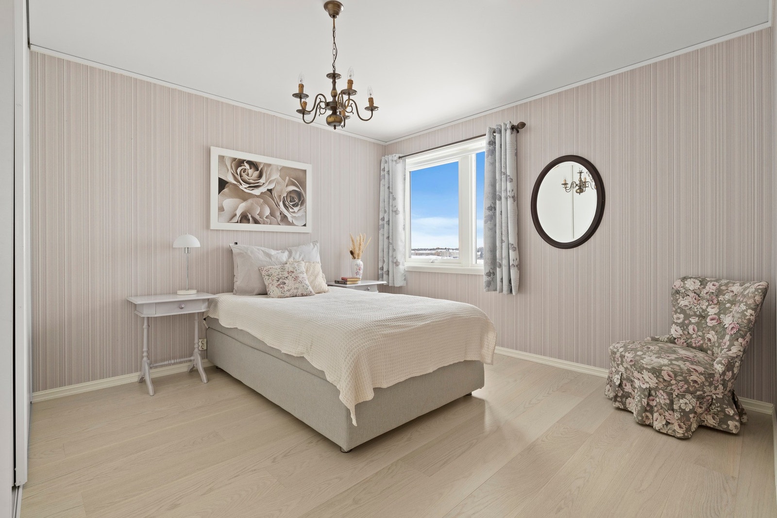 Leiligheten har to lyse og behagelige soverom med store vindusflater som slipper inn rikelig med dagslys Galleribilde