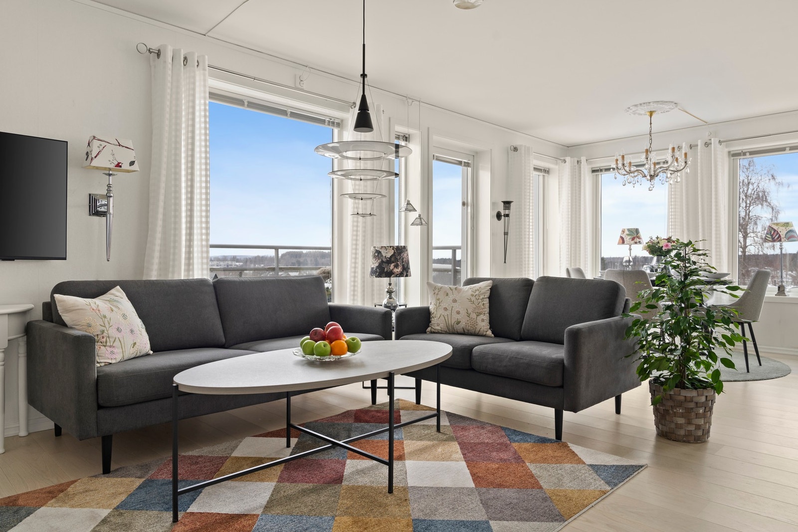 Parkett i gulv er gjennomgående i øvrige rom. Fjernvarme m/vannbåren gulvvarme Galleribilde