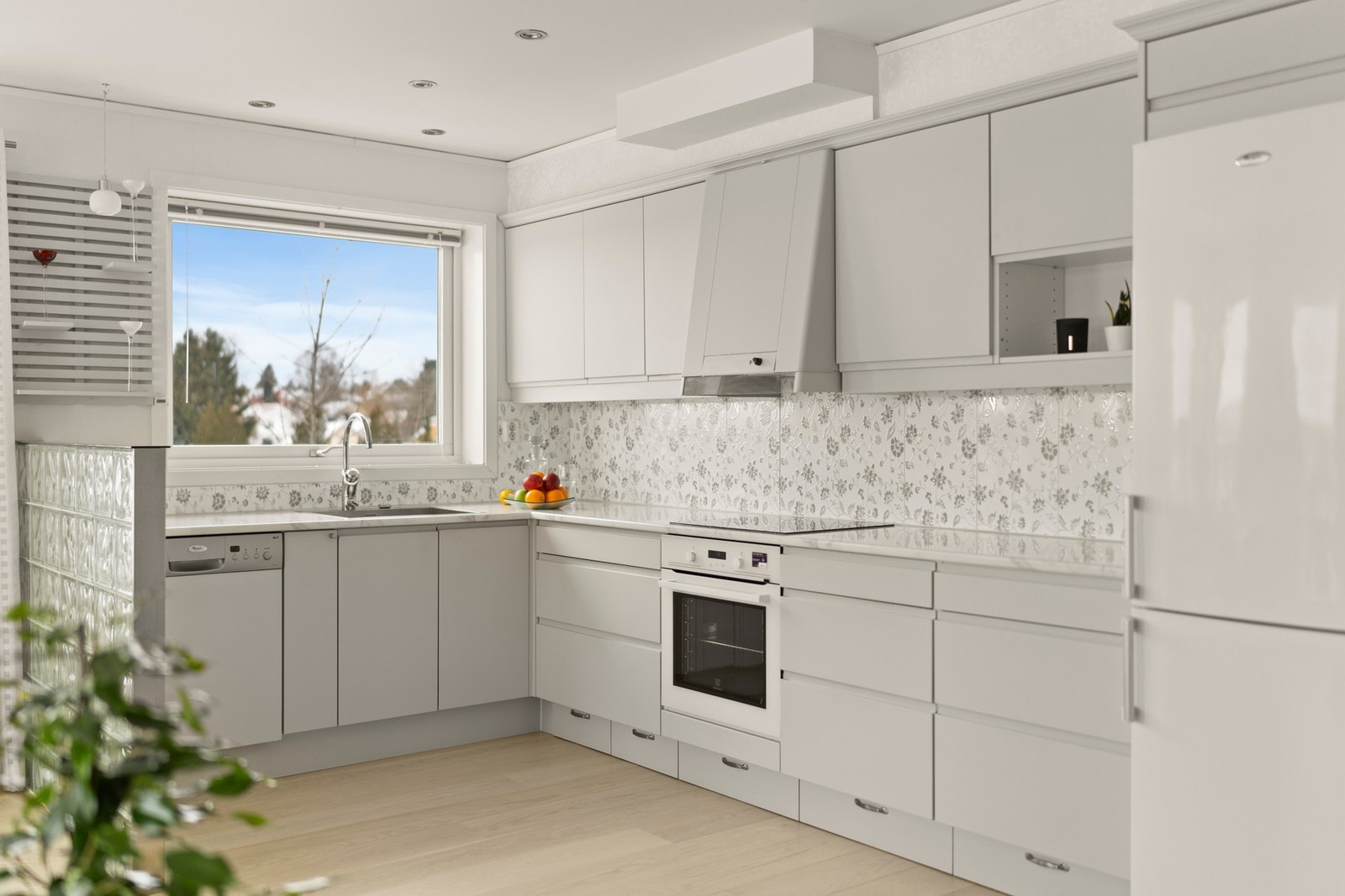 Den L-formede utformingen utnytter plassen på en god måte, med romslig benkeplass og praktiske oppbevaringsløsninger Galleribilde