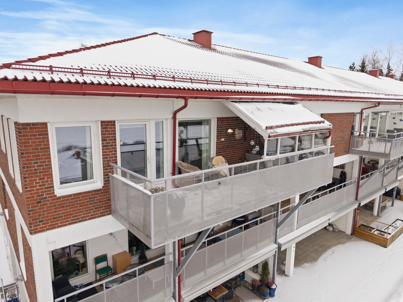 Leiligheten ligger i byggets 2. etasje og har enkel adkomst via både heis og felles trappegang Galleribilde