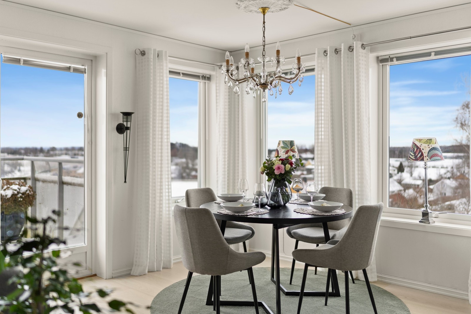 Leiligheten byr på kvaliteter som heisadkomst, parkering, store vindusflater i alle rom, balkong med gode solforhold og fantastisk utsikt Galleribilde