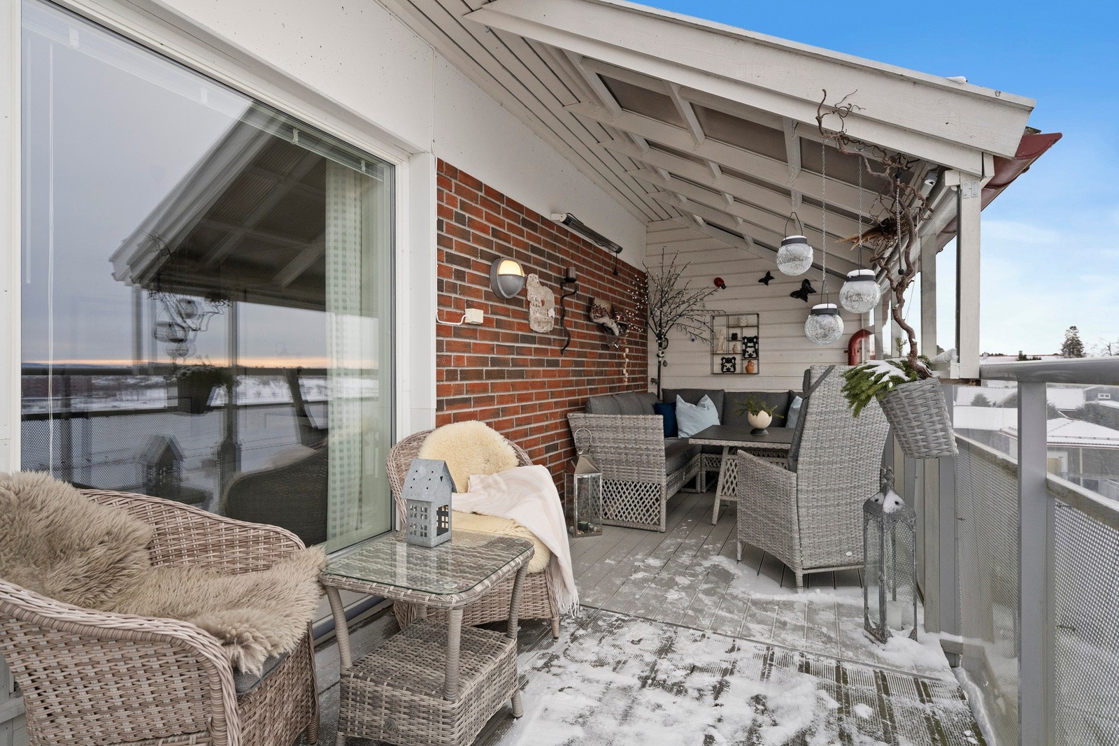 Balkongen er luftig, solrik og har en nydelig utsikt - perfekt for lange sommerkvelder Galleribilde