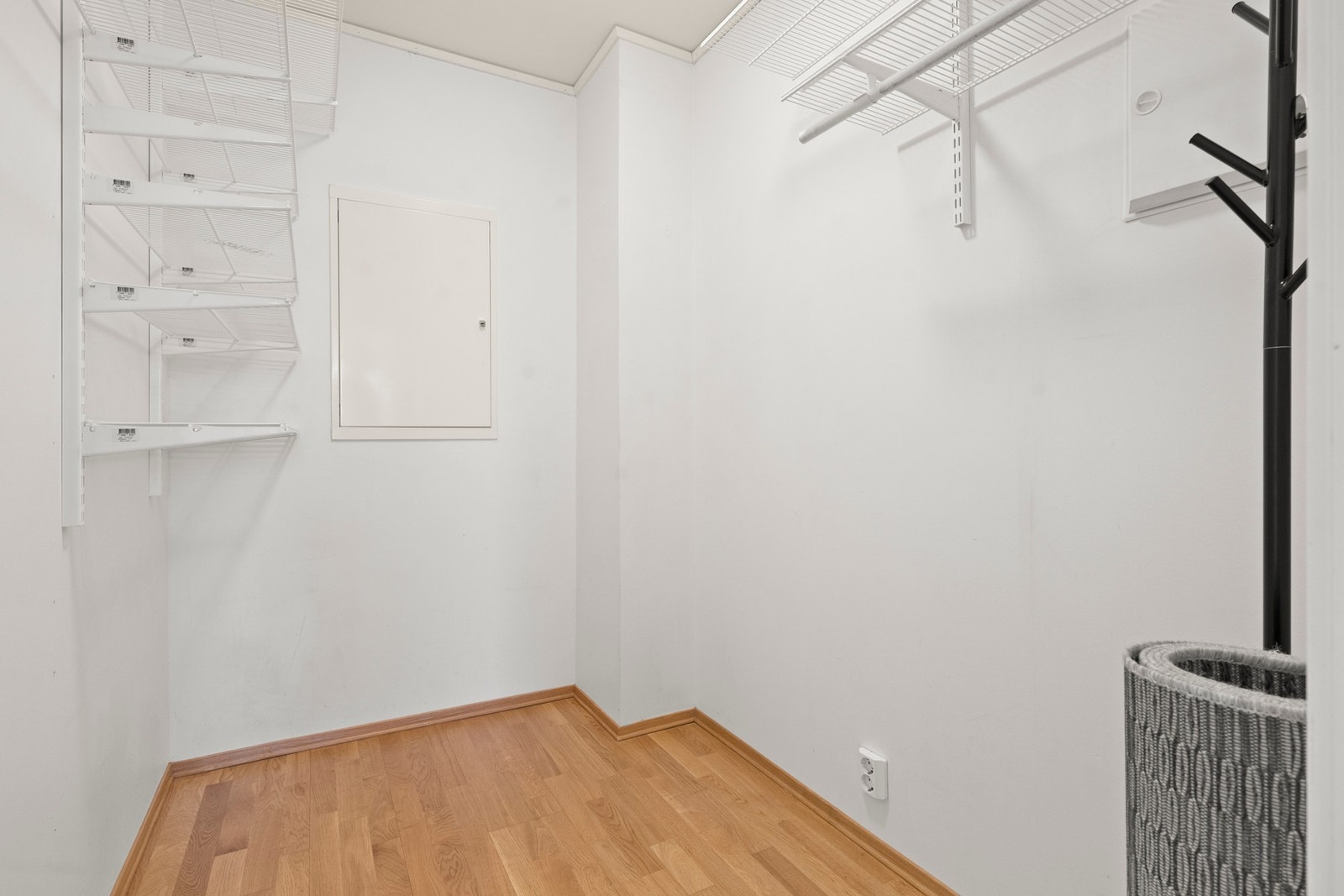 I tilknytning til entréen finnes også en innvendig bod, som gir ekstra oppbevaringsmuligheter. I tillegg er det 2 eksterne boder Galleribilde