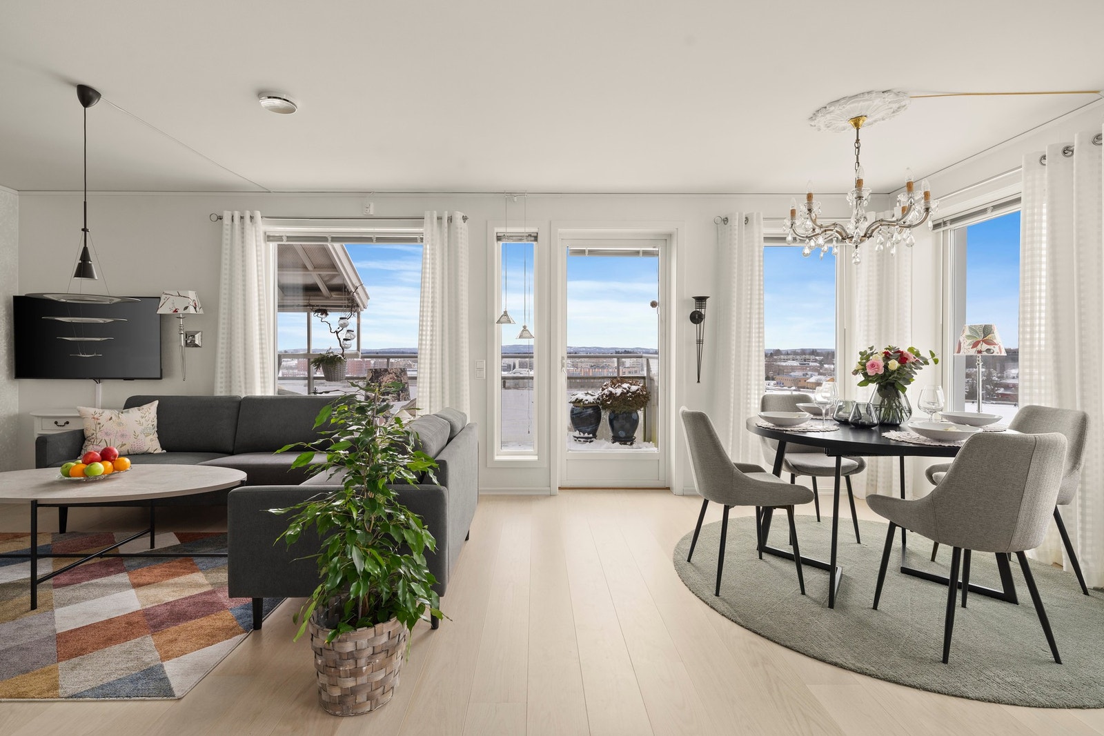 Fra stuen er det utgang til en romslig sydvest vendt balkong på 15m2, hvor 7m2 er takoverbygd Galleribilde