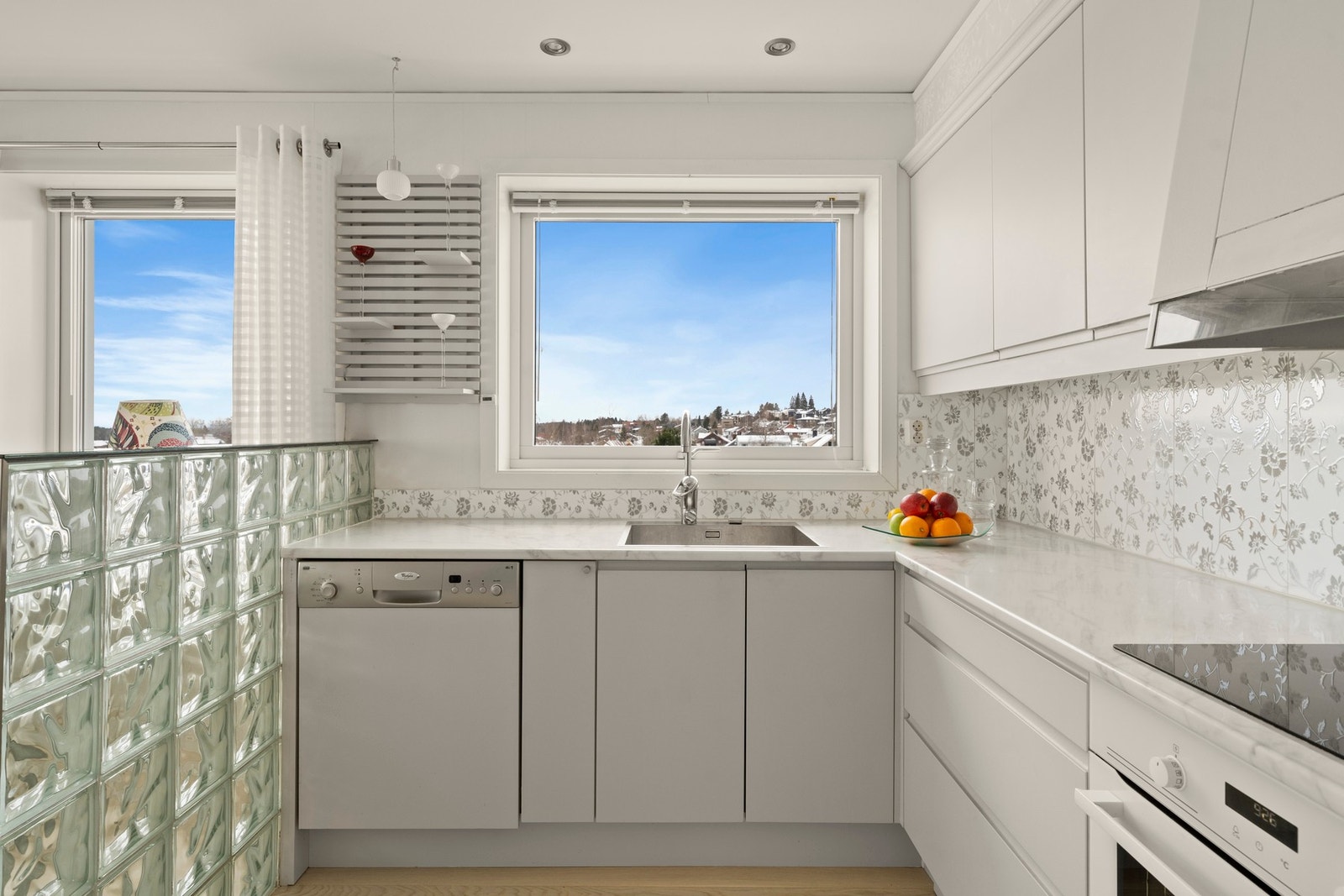 Kjøkkeninnredningen har glatte fronter og laminat benkeplate. Det er integrerte hvitevarer som induksjonstopp og stekeovn, mens kjøl/fryseskap og oppvaskmaskin er frittstående Galleribilde