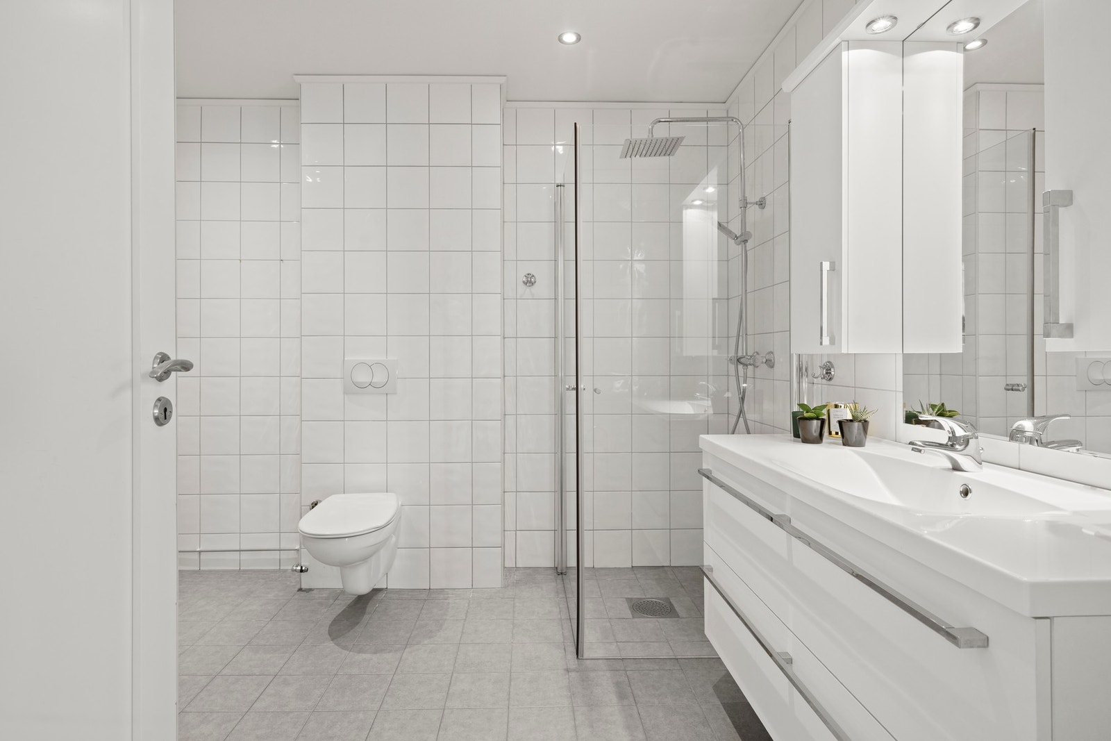 Leiligheten har et stort baderom med standard fra byggeår. Vegger og gulv er flislagt, og vannbåren gulvvarme sørger for behagelig temperatur Galleribilde