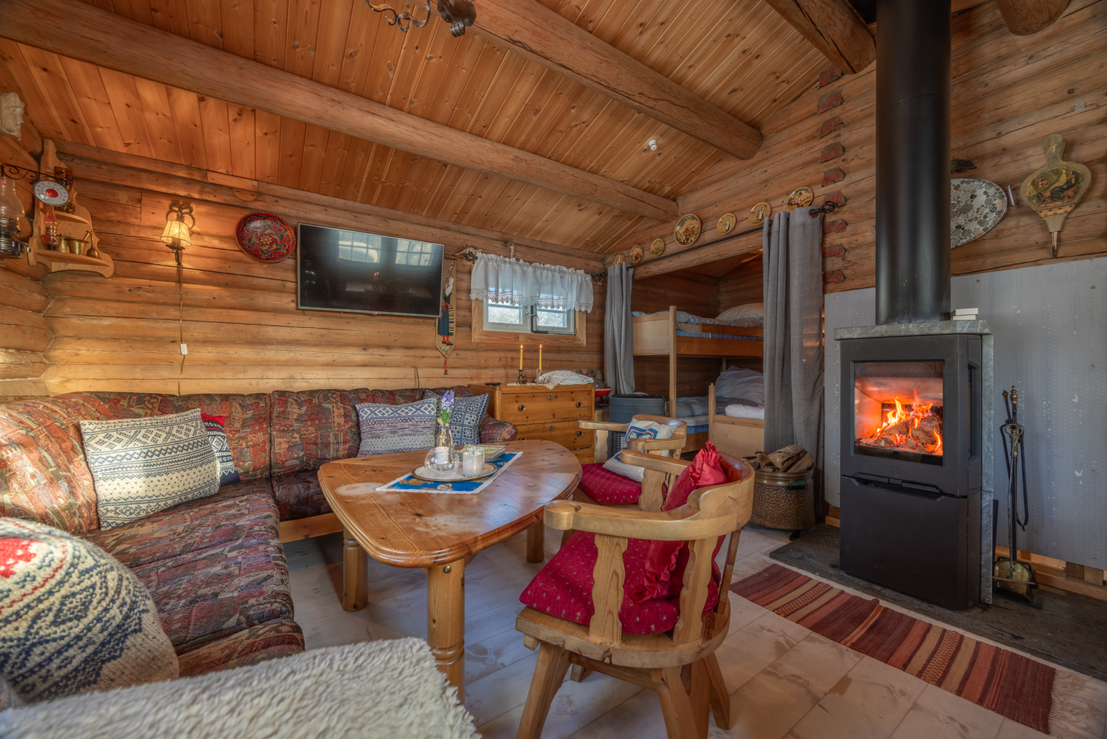 Hytta har det koselige, lune hyttepreget og fremstår i meget god stand. Galleribilde